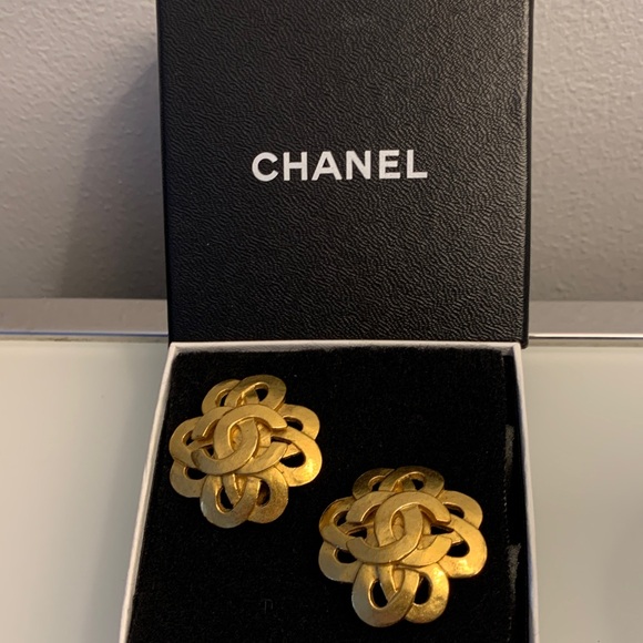 CHANEL Gold Knot Earrings - Picture 1 of 7